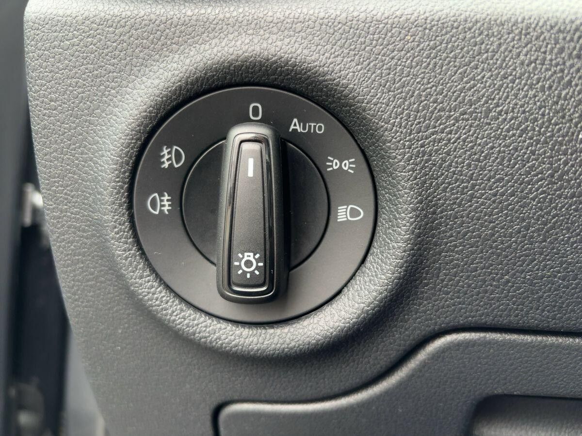 Skoda Fabia 1.0 TSI DSG DRIVE 116 PS *LENKRADHEIZUNG/ KAMERA / KLIMAAUTOMATIK**