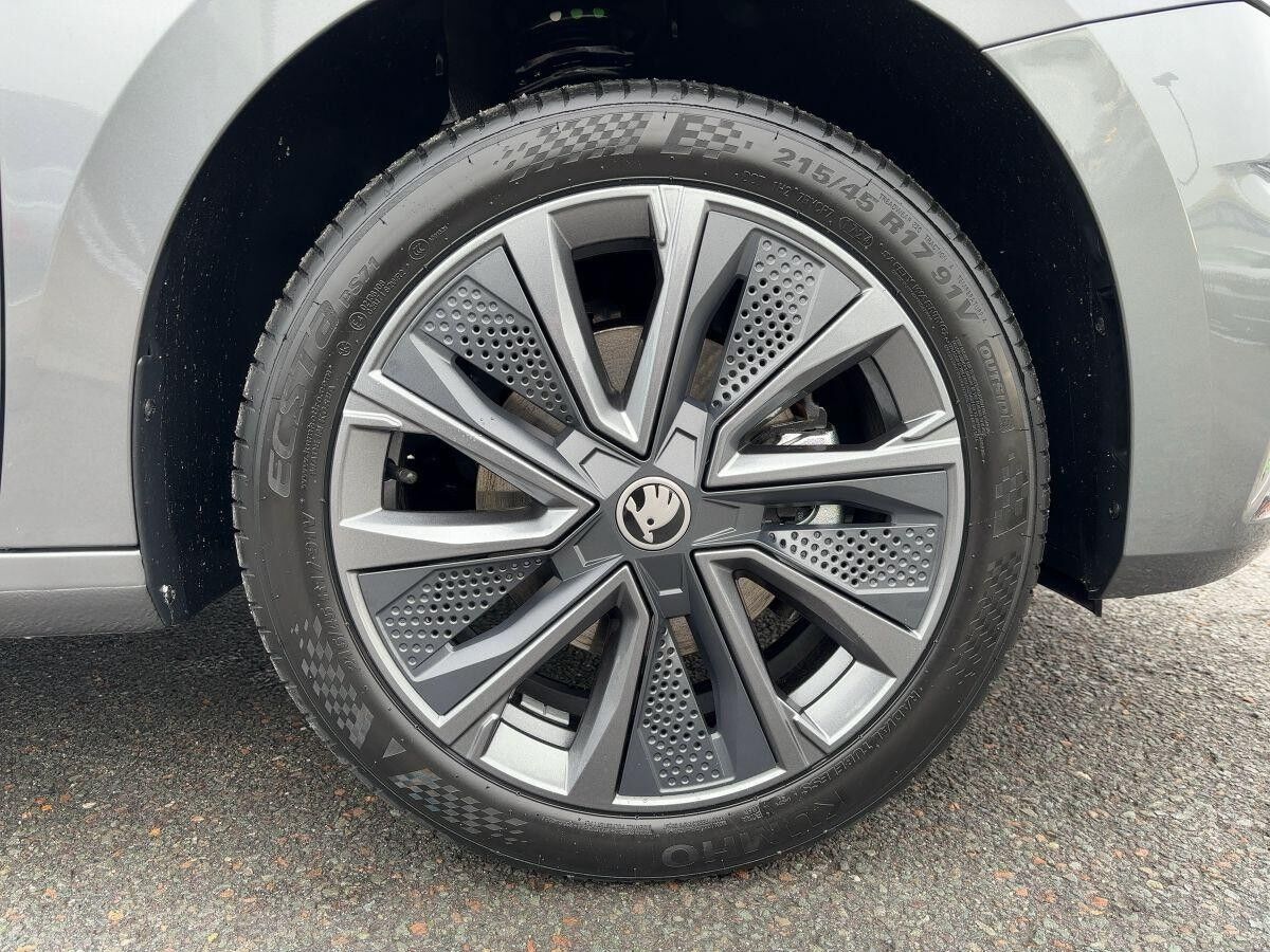 Skoda Fabia 1.0 TSI DSG DRIVE 116 PS *LENKRADHEIZUNG/ KAMERA / KLIMAAUTOMATIK**