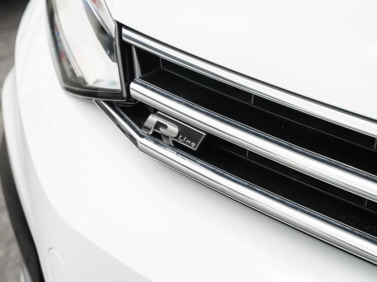 Volkswagen Touran 2,0 TDI DSG R-Line ACC LED AHK Navi R-Kamera Alu