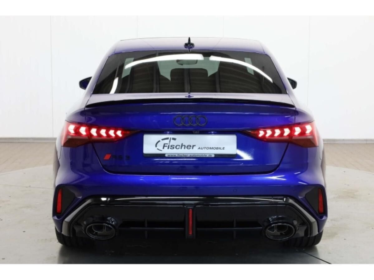 Audi RS3 Limousine TFSI quattro 280 km/h San Marino Blau