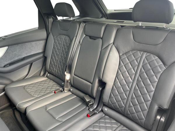 Audi Q7 55TFSIe qu S line Matrix AHK Pano B&O