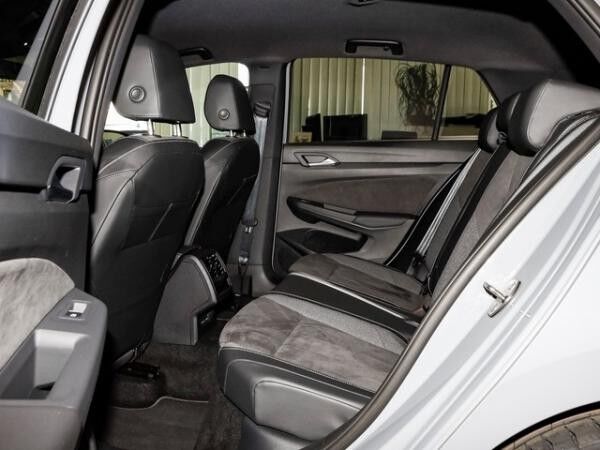 Volkswagen Golf VIII 1,5 eTSI DSG Edition 50 ACC Navi R-Kamera LED Alu