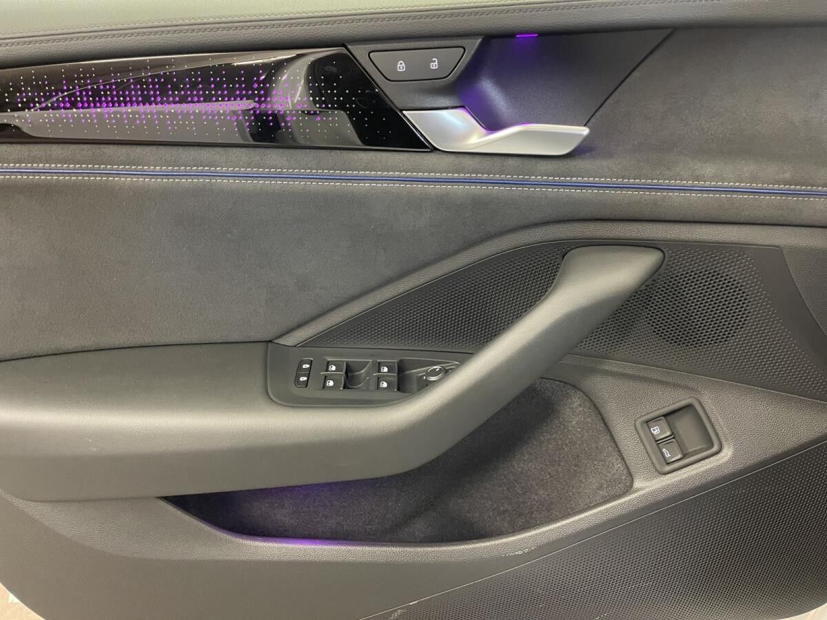 Volkswagen Passat Variant 1.5 eHybrid R-Line AHK Pano Matrix LM 1