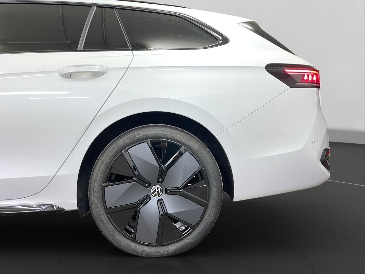 Volkswagen Passat Variant 1.5 eHybrid R-Line AHK Pano Matrix LM 1