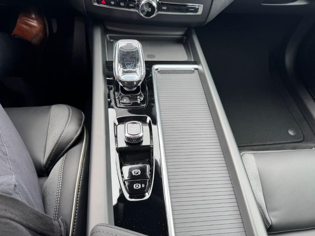 Volvo XC60 B5 B AWD Plus Black Edition+Pano+LichtPak