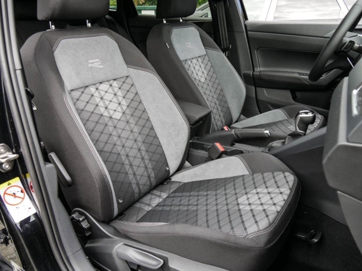 Volkswagen Taigo R-Line 1,5 l TSI DSG Pano,AHK,NAVI Lagerwagen !