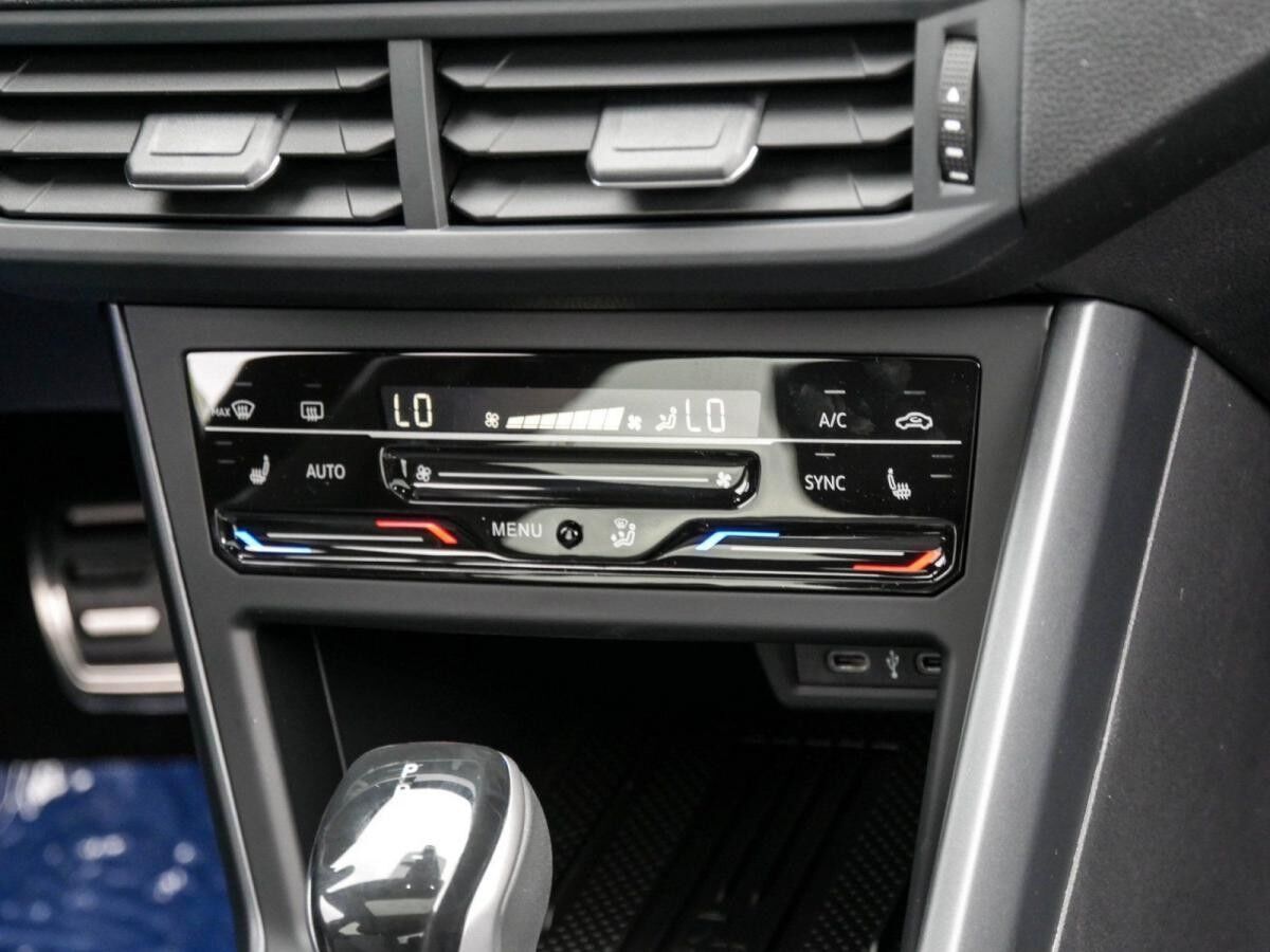 Volkswagen Taigo R-Line 1,5 l TSI DSG Pano,AHK,NAVI Lagerwagen !