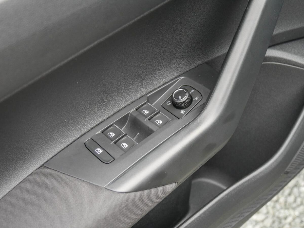 Volkswagen Taigo R-Line 1,5 l TSI DSG Pano,AHK,NAVI Lagerwagen !