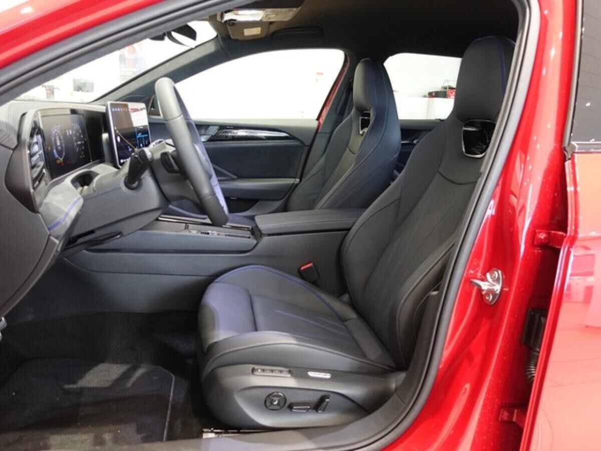 Volkswagen Passat 2.0 TSI DSG 4MOTION R-Line "SIGNATURE" Volkswagen Passat 2.0 TSI DSG 4MOTION R-Line "SIGNATURE"