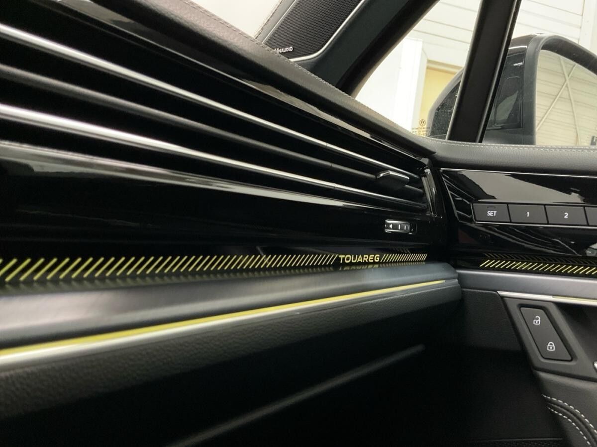 Volkswagen Touareg R-LINE BLACK STYLE 3.0TSI NP.116T ACC.AHK.STHZG.AREA-VIEW.NAVI.LUFT