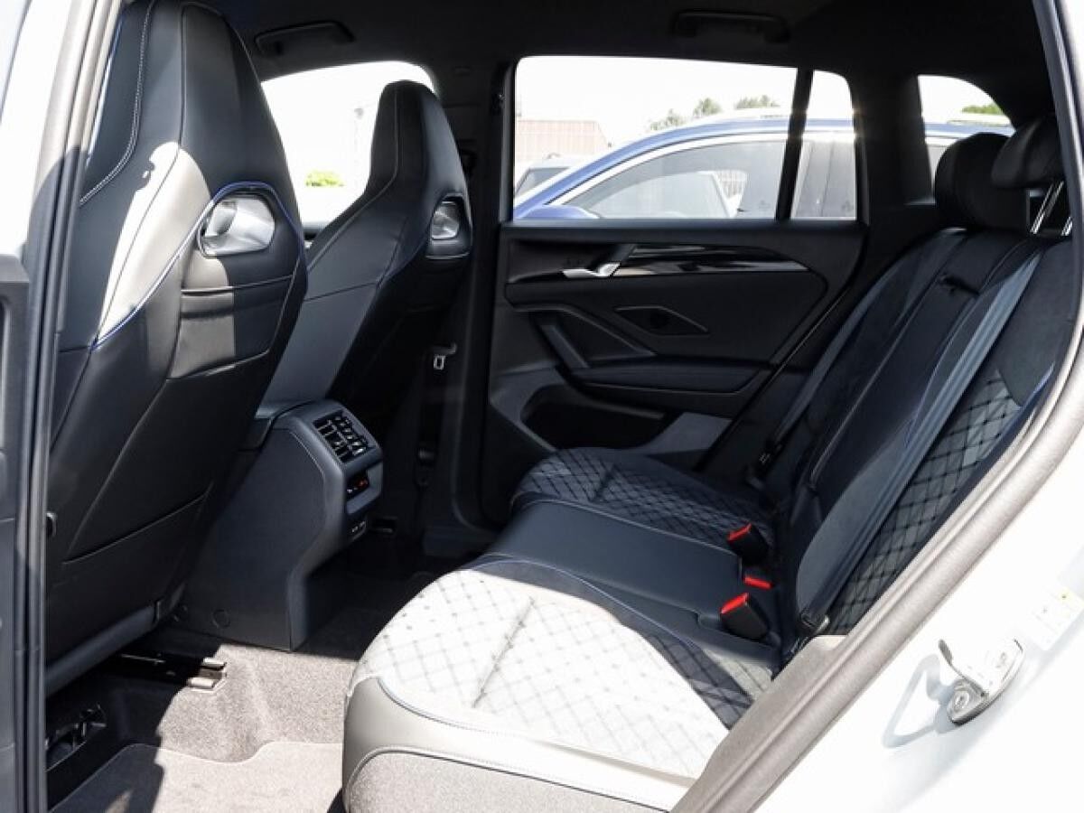 Volkswagen Tiguan "R-LINE" 1,5 l eHybrid 6-Gang-DSG MATRIX-BLACK-STYLE-AHK-WKR-LM20