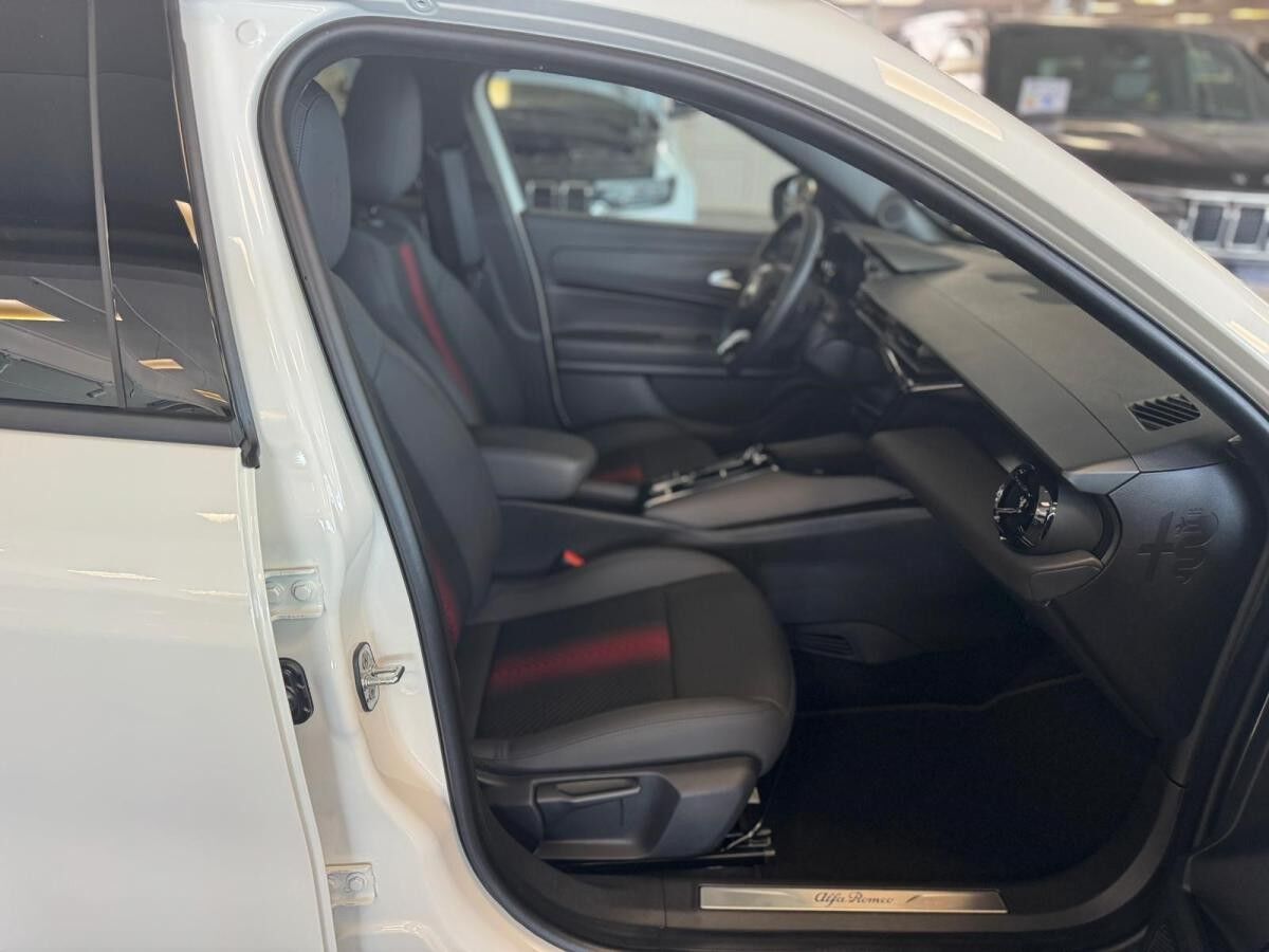 Alfa Romeo Junior Speciale 1.2 VGT 48V-Hybrid DCT in mehreren Varianten  Verfügbar Abholung Mannheim