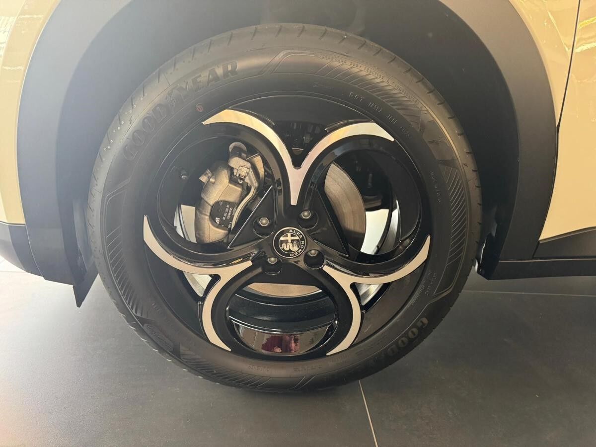 Alfa Romeo Junior Speciale 1.2 VGT 48V-Hybrid DCT in mehreren Varianten  Verfügbar Abholung Mannheim