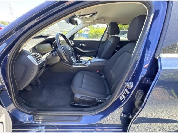 BMW 318 d ADVANTAGE (150 PS) /LIVE COCKP./LED/NAVI/KLIMA/SHZ/ASSISTENZ/RFK UVM.