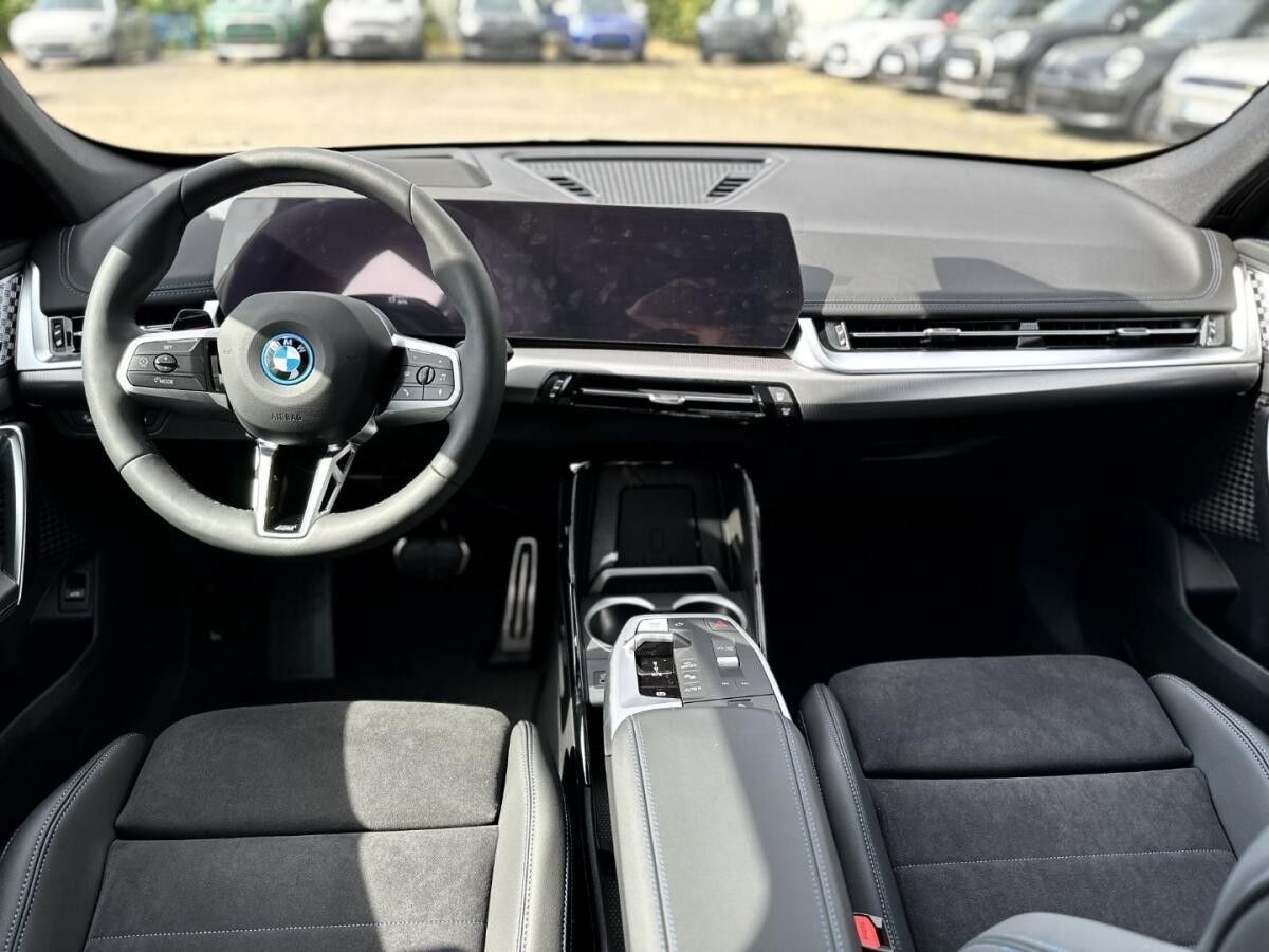 BMW iX1 eDrive20 M Sportpaket Head-Up HK HiFi DAB
