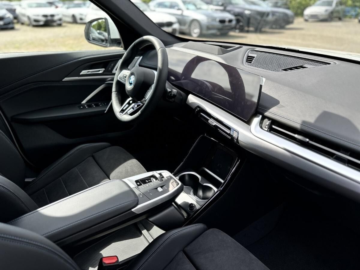 BMW iX1 eDrive20 M Sportpaket Head-Up HK HiFi DAB