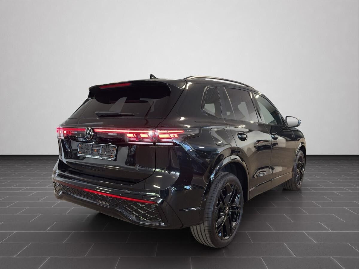 Volkswagen Tiguan R-Line 2.0 TDI 4MOTION DSG BLACK PANO AHK