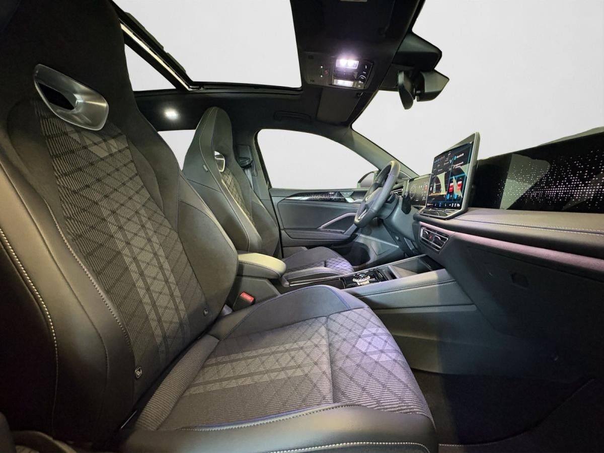 Volkswagen Tiguan R-Line 2.0 TDI 4MOTION DSG BLACK PANO AHK