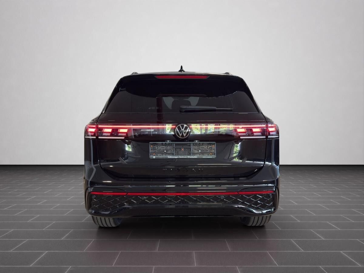 Volkswagen Tiguan R-Line 2.0 TDI 4MOTION DSG BLACK PANO AHK