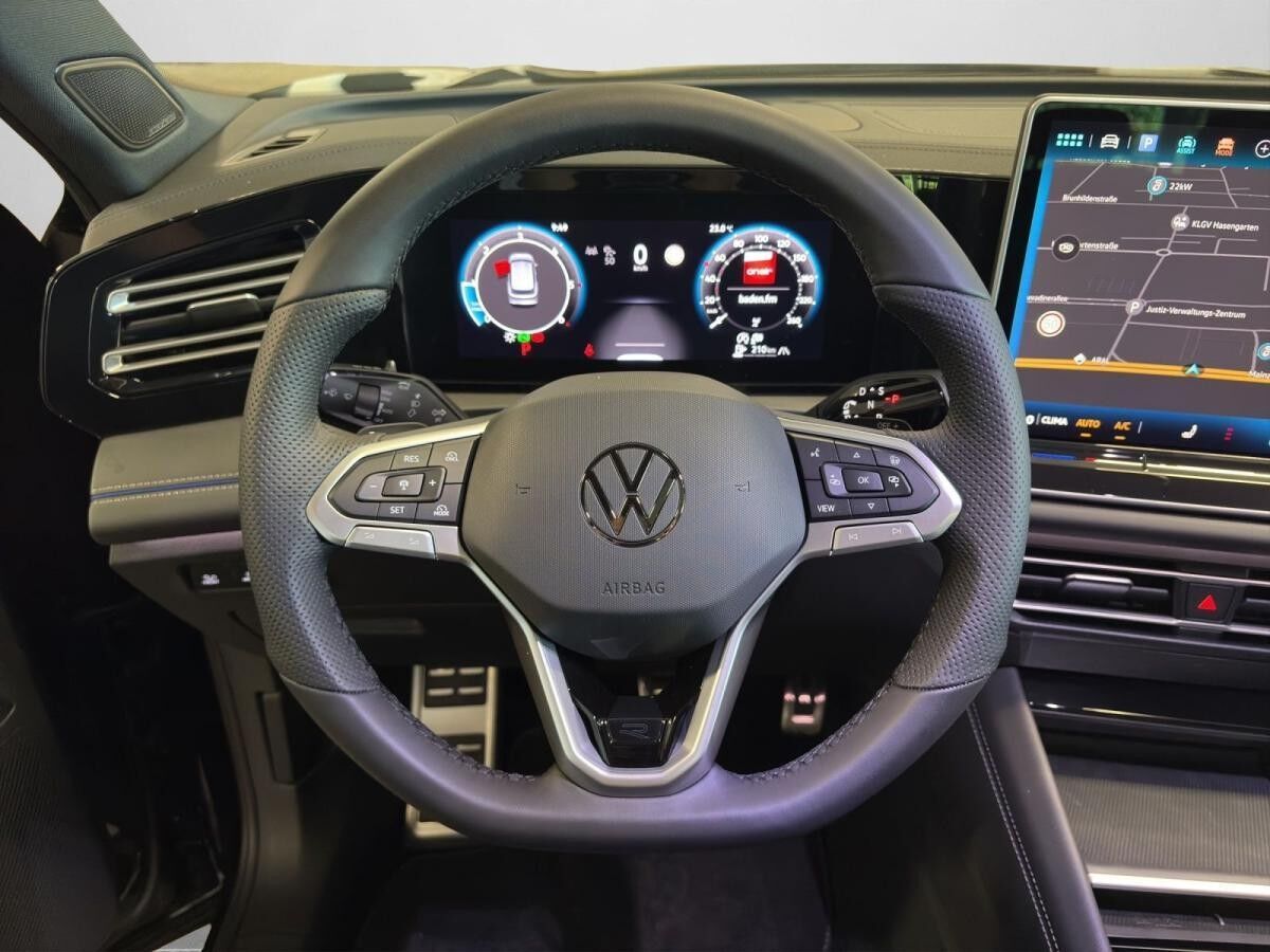 Volkswagen Tiguan R-Line 2.0 TDI 4MOTION DSG BLACK PANO AHK