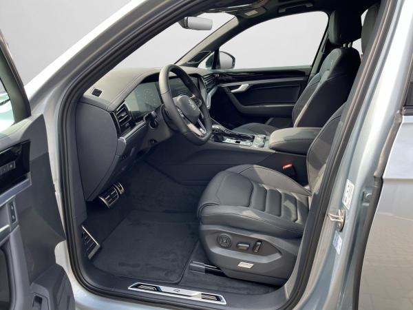Volkswagen Touareg R-Line / 286PS / AHK / 22“
