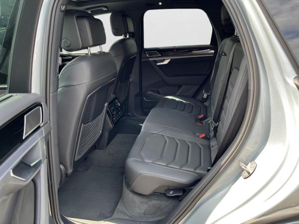 Volkswagen Touareg R-Line / 286PS / AHK / 22“