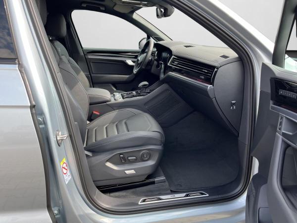 Volkswagen Touareg R-Line / 286PS / AHK / 22“