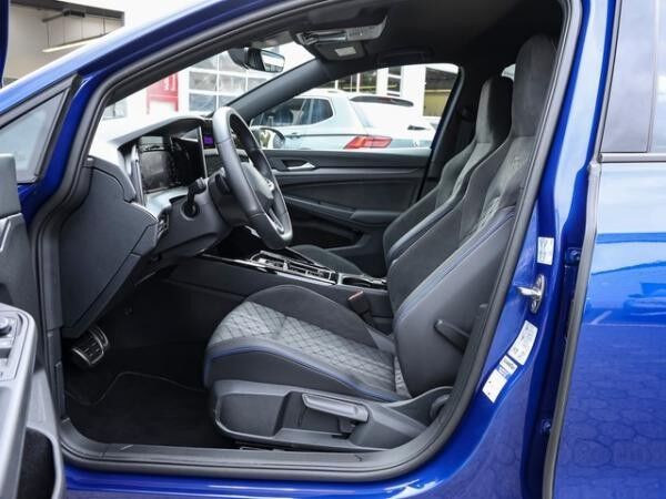 Volkswagen Golf VIII 1,5 eTSI DSG R-Line Black Style ACC Navi R-Kamera LED 17"