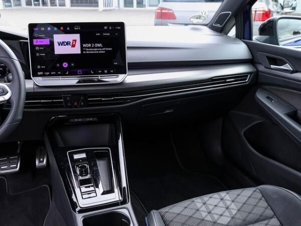 Volkswagen Golf VIII 1,5 eTSI DSG R-Line Black Style ACC Navi R-Kamera LED 17"