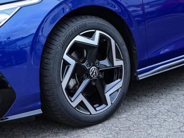Volkswagen Golf VIII 1,5 eTSI DSG R-Line Black Style ACC Navi R-Kamera LED 17"