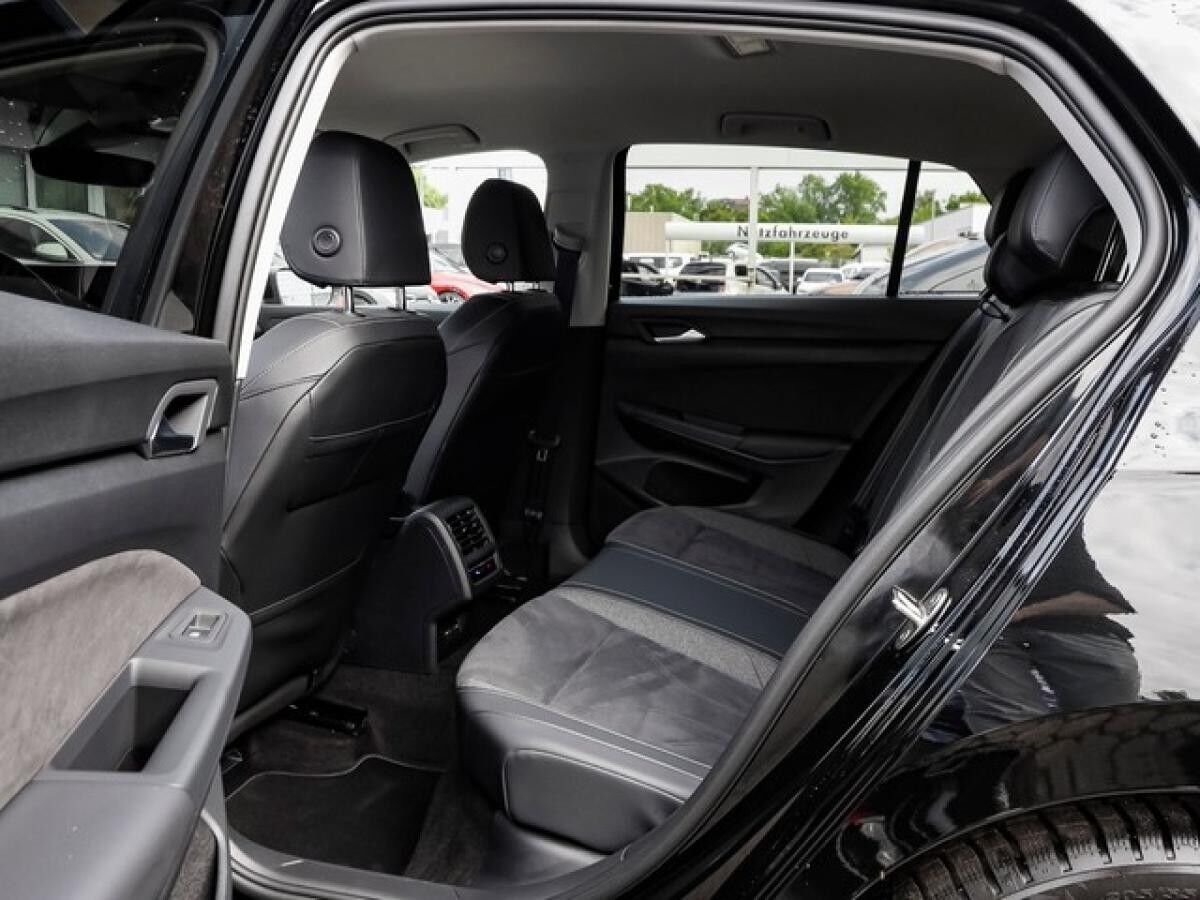 Volkswagen Golf VIII 1,5 TSI Style ACC Navi R-Kamera LED 17"