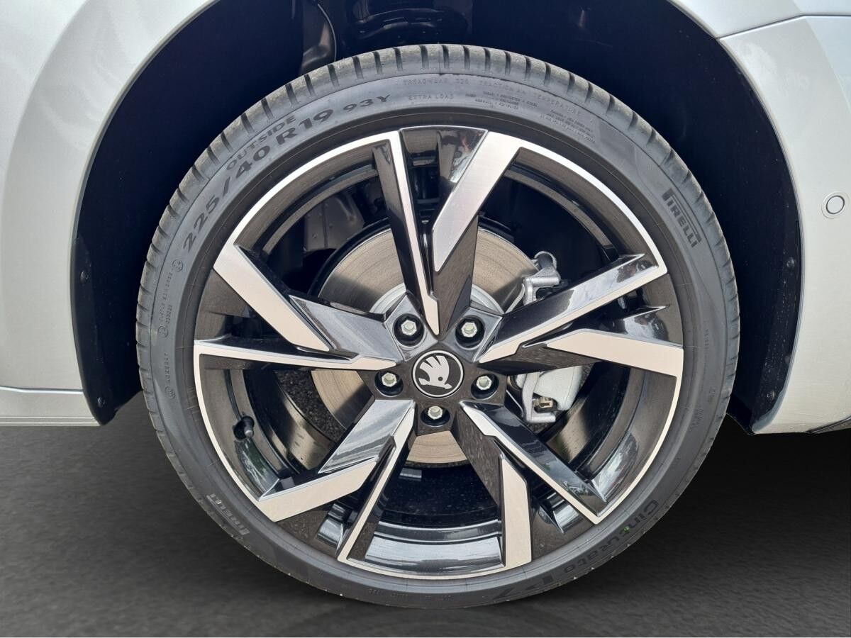 Skoda Octavia Combi 2.0 TDI DSG AHK MATRIX StHzg Winter