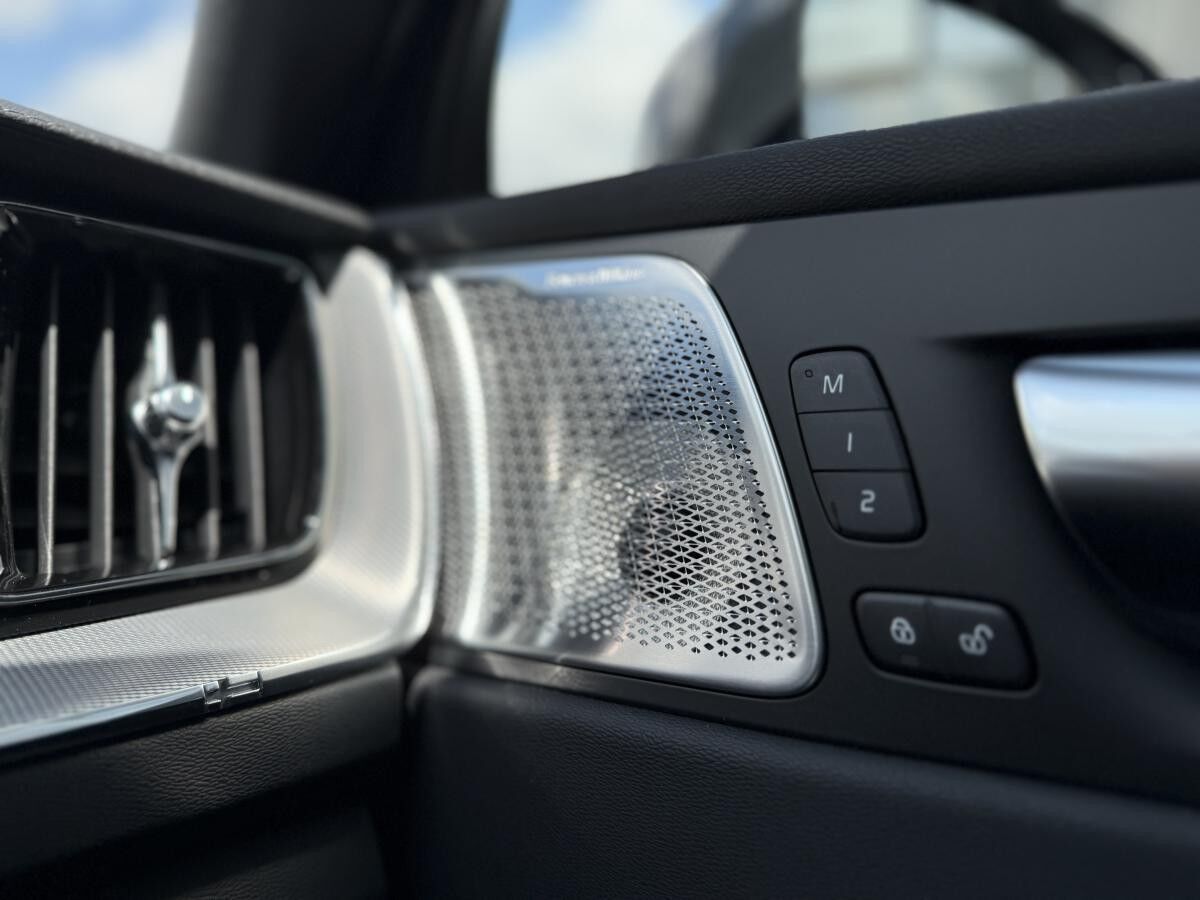 Volvo XC60 B5 AWD ULTRA BLACK EDITION - sofort lief. -