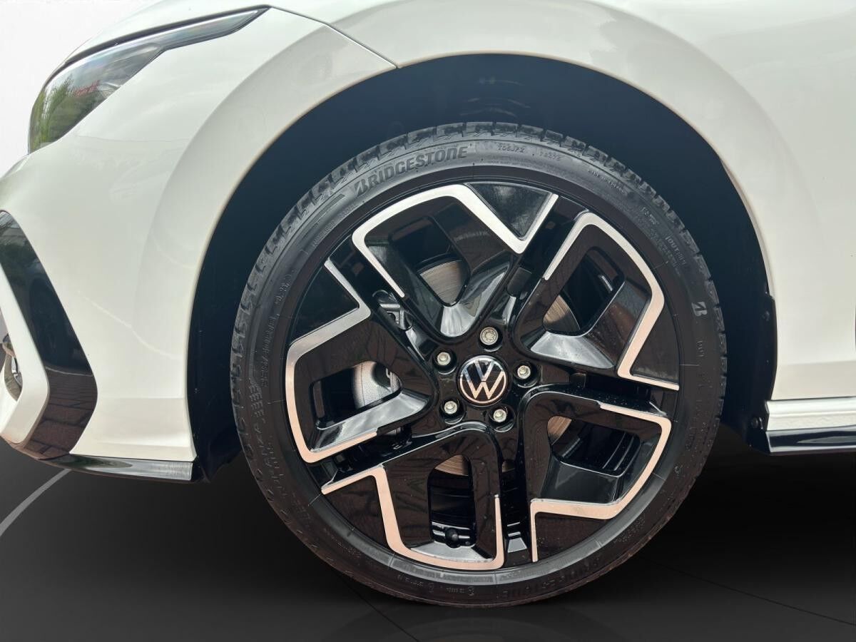 Volkswagen Golf VIII R-Line 1,5 eTSI DSG | IQ.