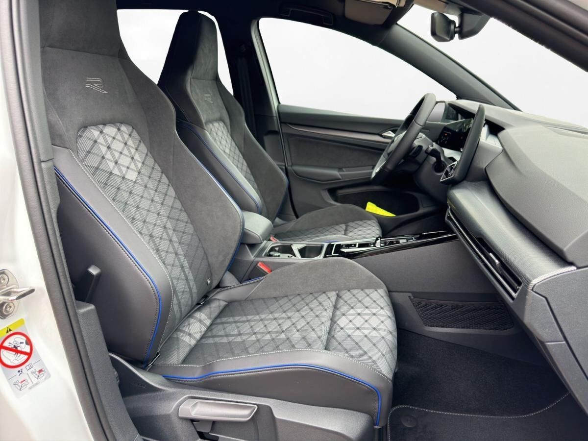 Volkswagen Golf VIII R-Line 1,5 eTSI DSG | IQ.