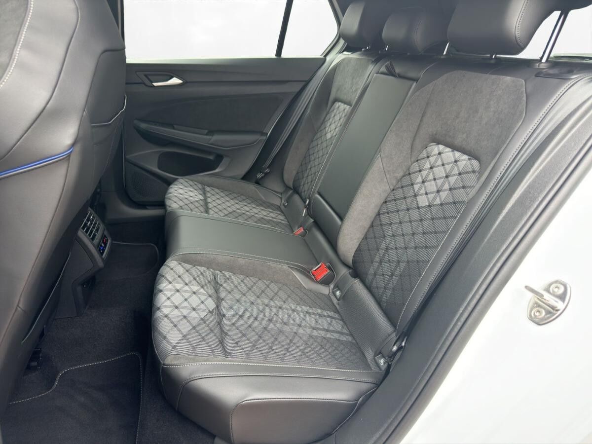 Volkswagen Golf VIII R-Line 1,5 eTSI DSG | IQ.