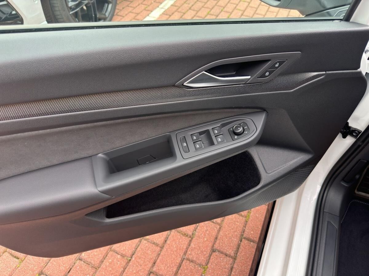 Volkswagen Golf VIII R-Line 1,5 eTSI DSG | IQ.