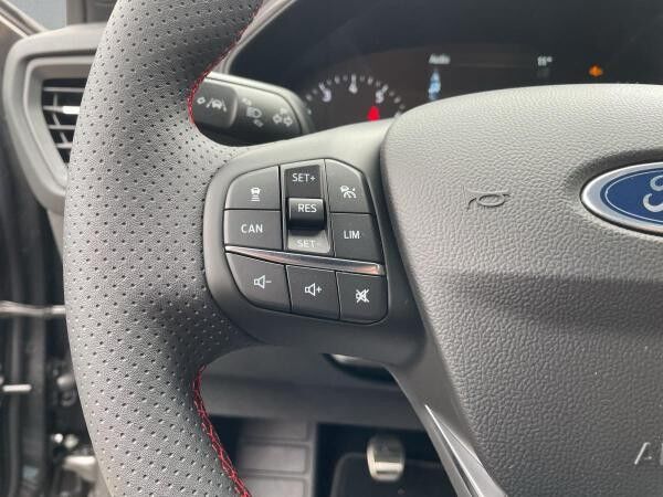 Ford Focus Focus ST-Line / 125 PS / LED / RFK / HEZ / sofort Verfügbar
