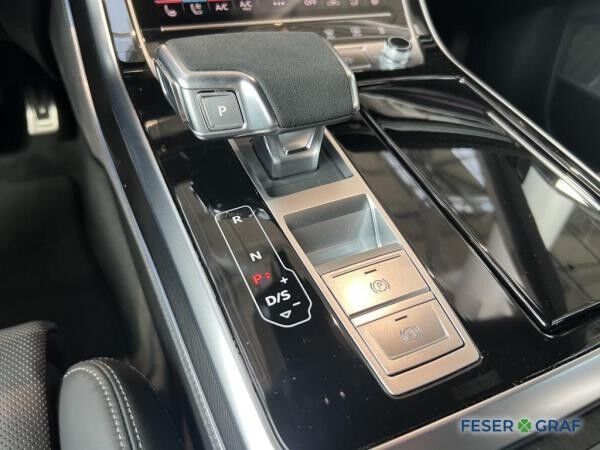 Audi RS Q8 SUV performance RS Sportoffensive