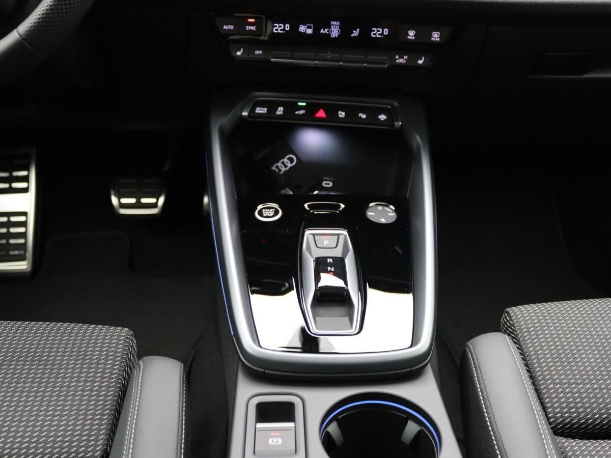 Audi A3 Sportback S-Line 40TFSIe S-tronic / Navi, LED