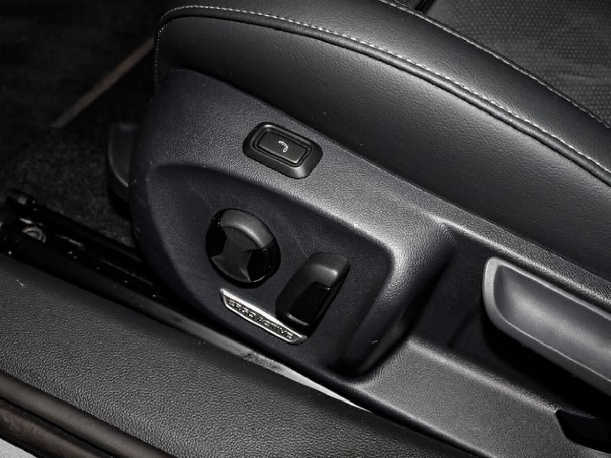 Volkswagen Passat Variant 2,0 TDI DSG Business ACC AHK Navi R-Kamera LED 17"