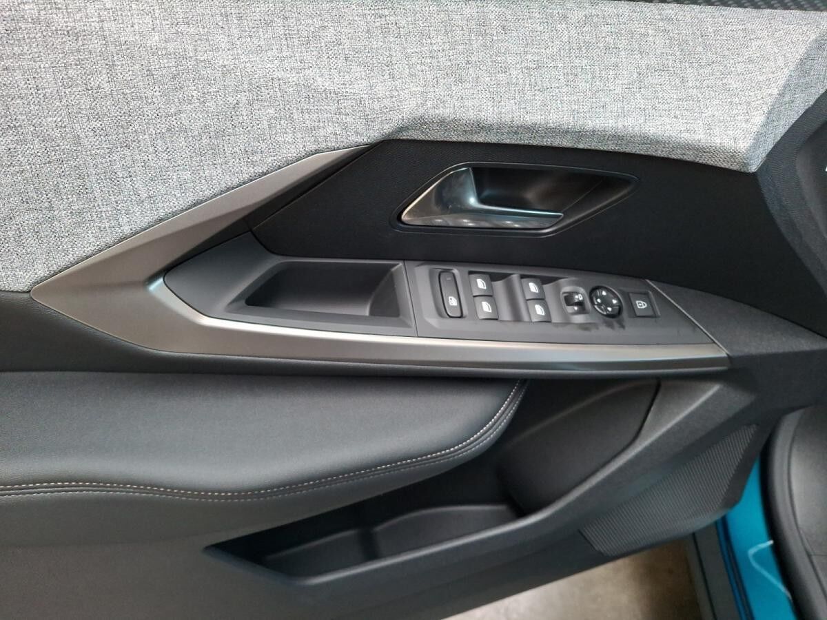 Peugeot 3008 Allure Hybrid 145 +Kamera+Pano-Nav+LED+SHZ