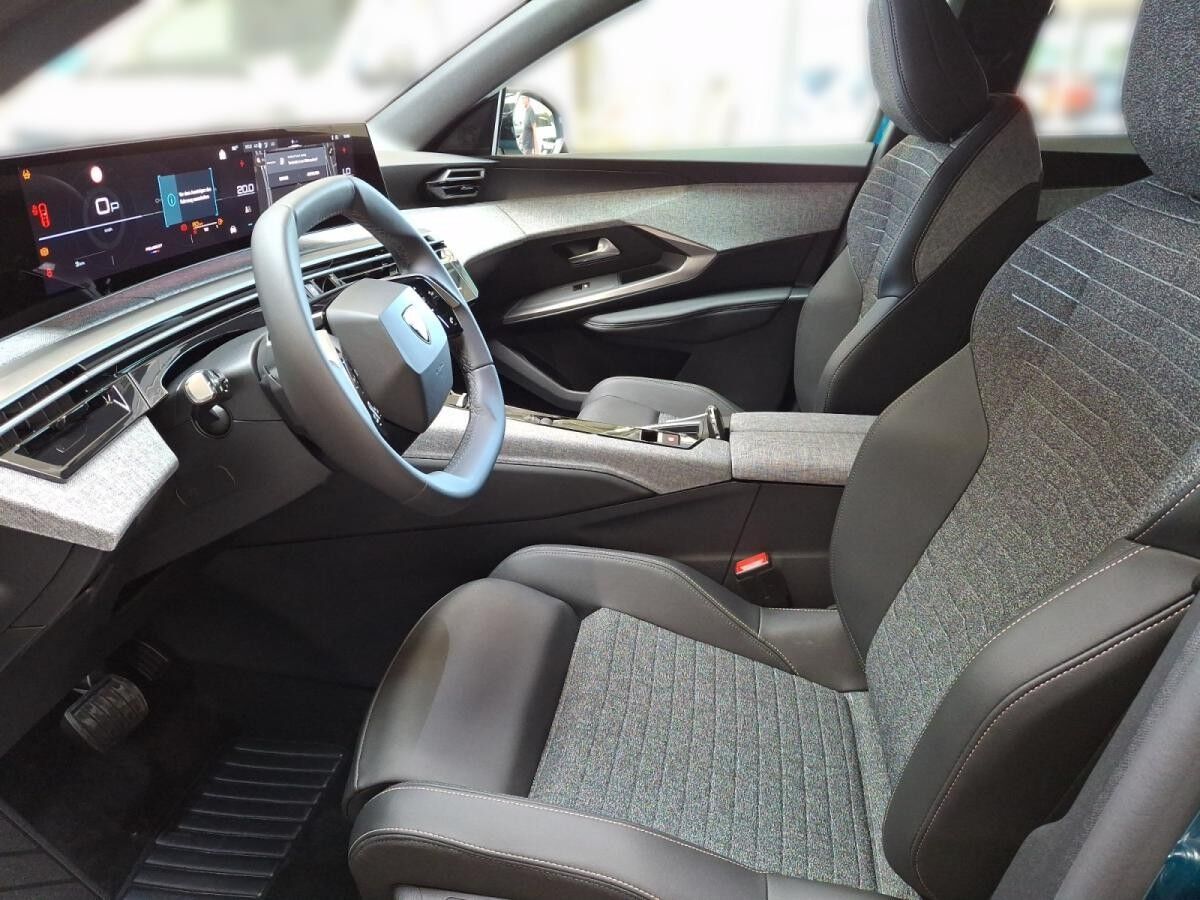 Peugeot 3008 Allure Hybrid 145 +Kamera+Pano-Nav+LED+SHZ