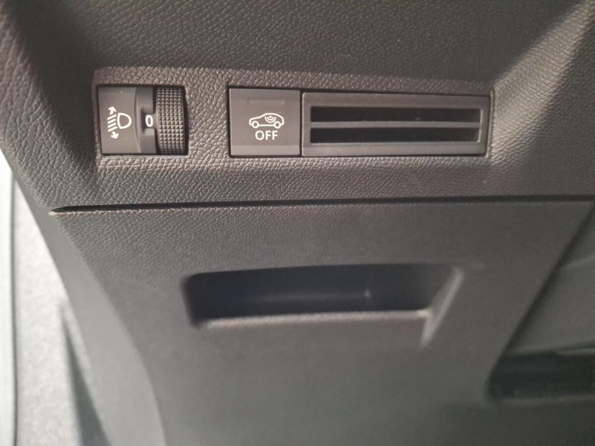 Peugeot 3008 Allure Hybrid 145 +Kamera+Pano-Nav+LED+SHZ