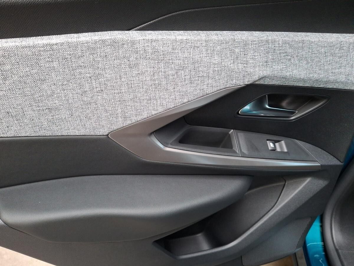 Peugeot 3008 Allure Hybrid 145 +Kamera+Pano-Nav+LED+SHZ