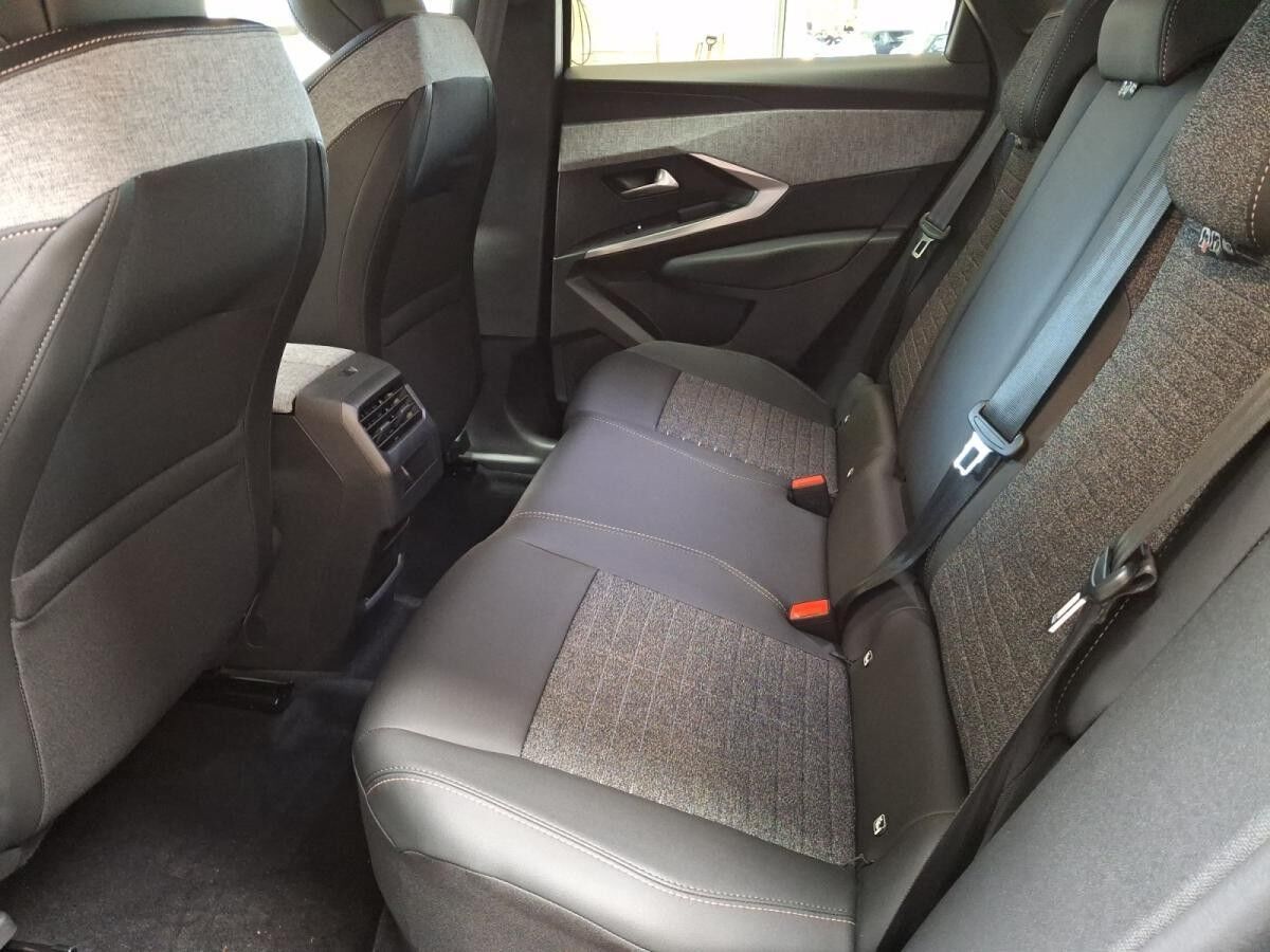 Peugeot 3008 Allure Hybrid 145 +Kamera+Pano-Nav+LED+SHZ