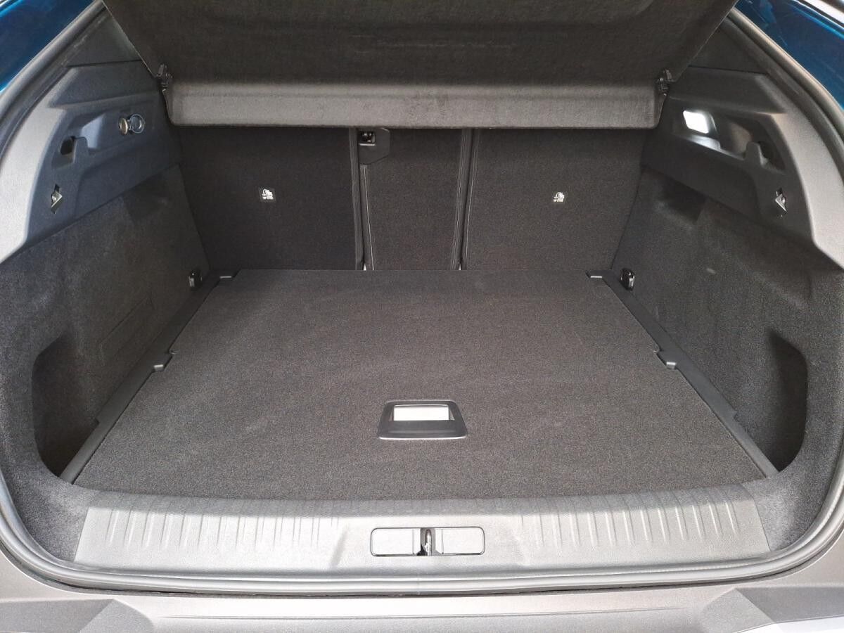 Peugeot 3008 Allure Hybrid 145 +Kamera+Pano-Nav+LED+SHZ