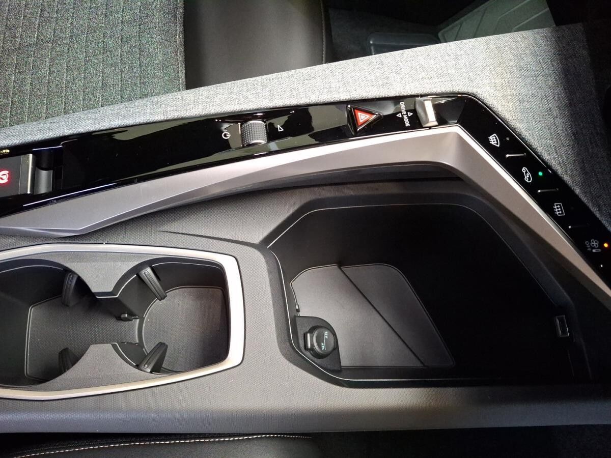 Peugeot 3008 Allure Hybrid 145 +Kamera+Pano-Nav+LED+SHZ