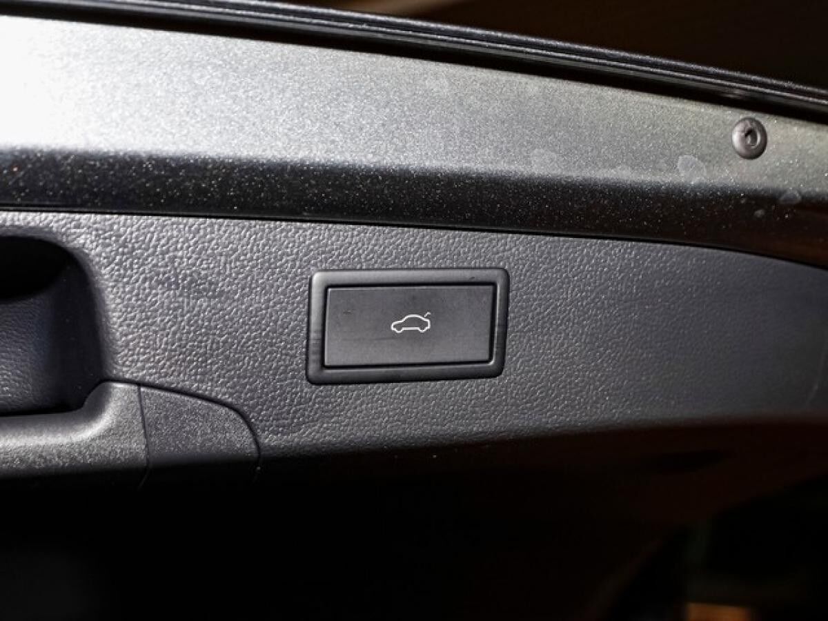 Volkswagen Passat Business 1,5 eTSI DSG Business ACC AreaView AHK LED Navi
