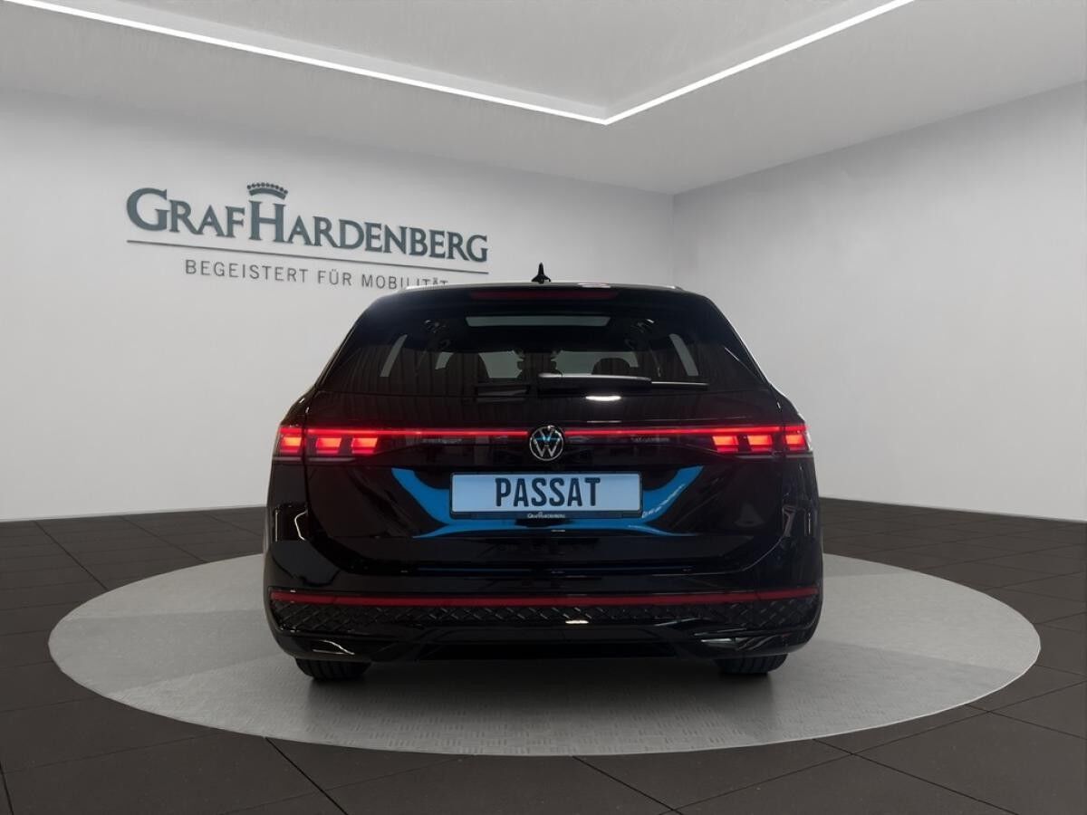 Volkswagen Passat 2,0 l TDI 4M *R-LINE* AHK*IQ*HuD*Pano*Black* Sofort verfügbar*